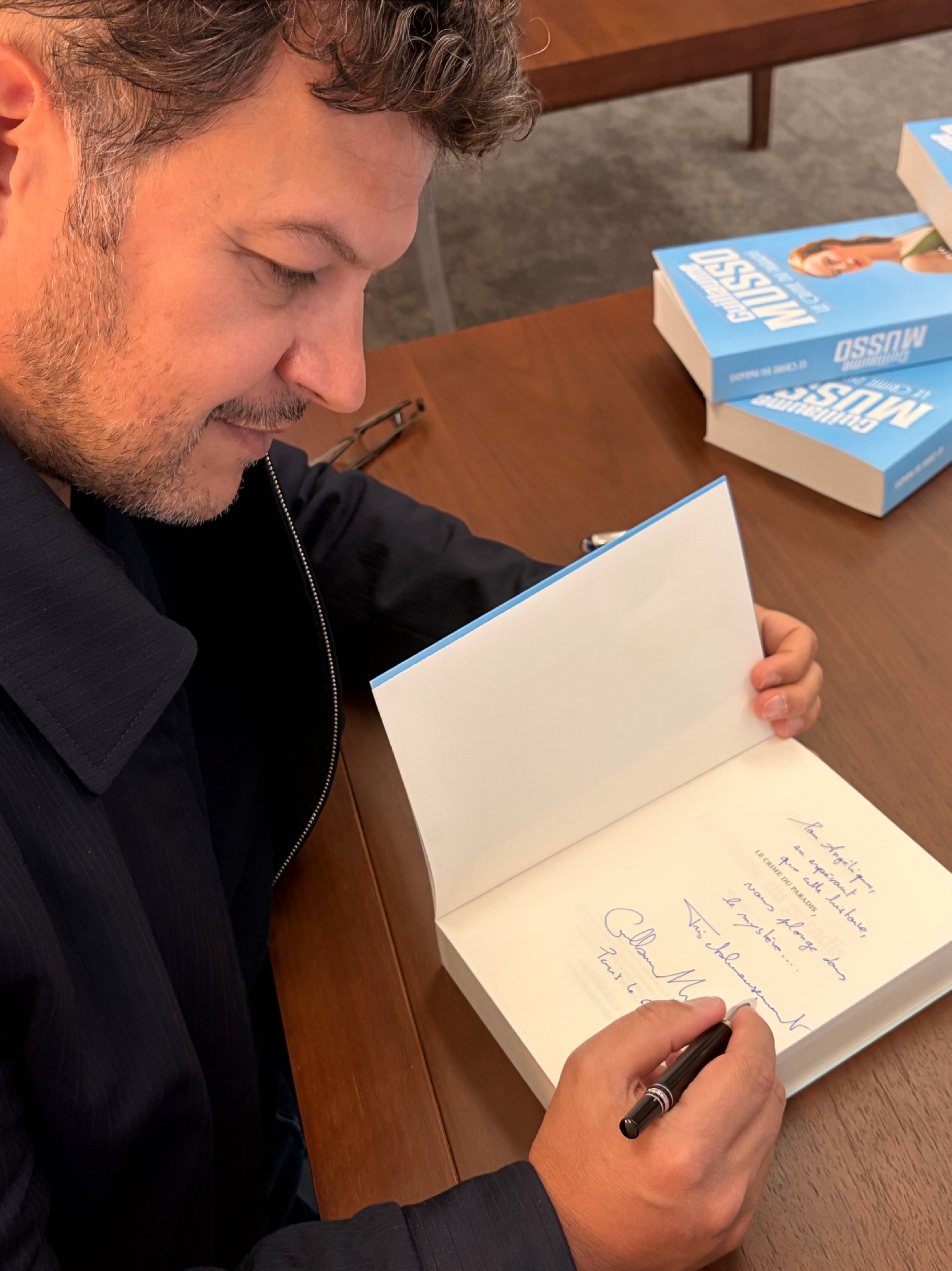 L'auteur en train de dédicacer son livre
