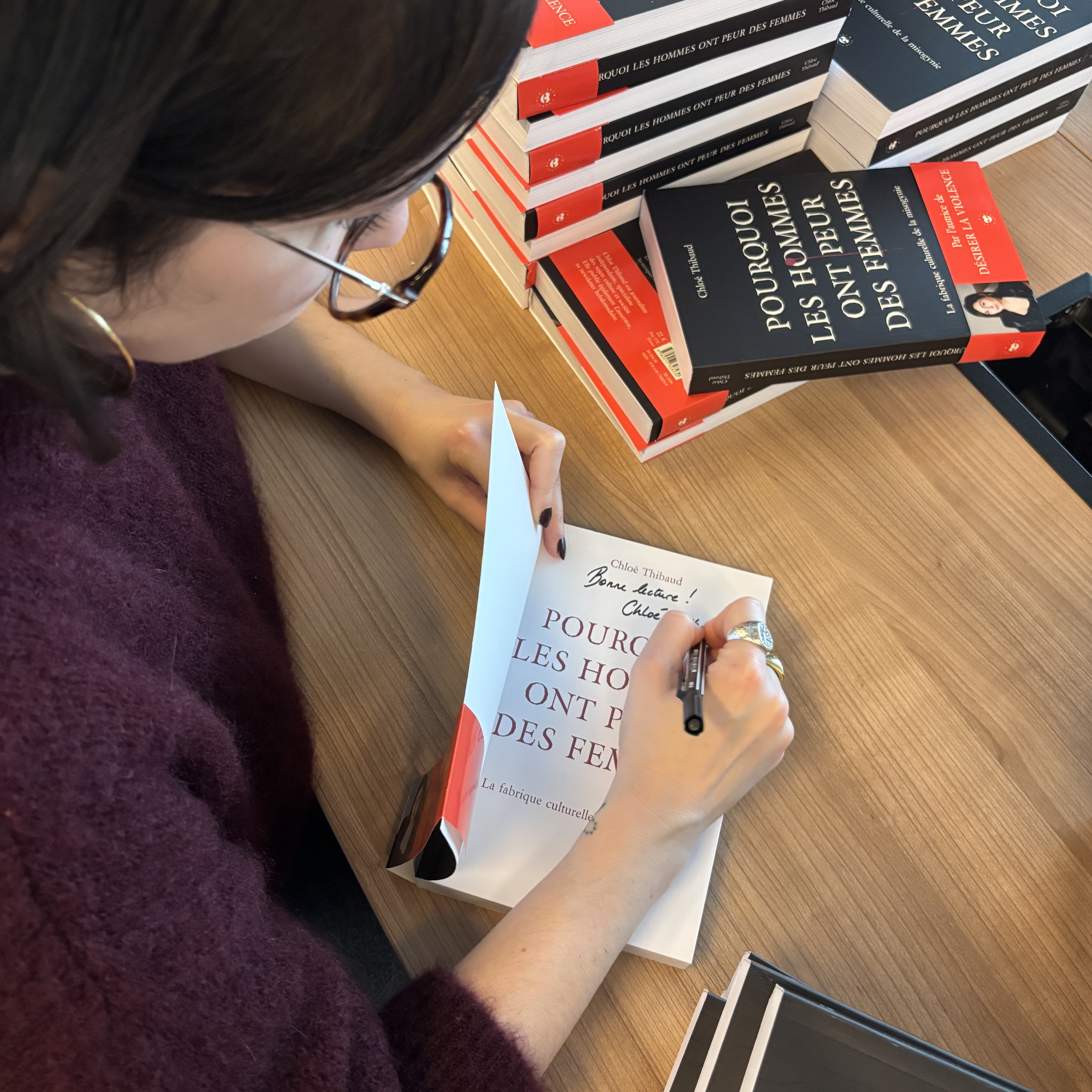 photo de Chloé Thibaud en train de signer son livre