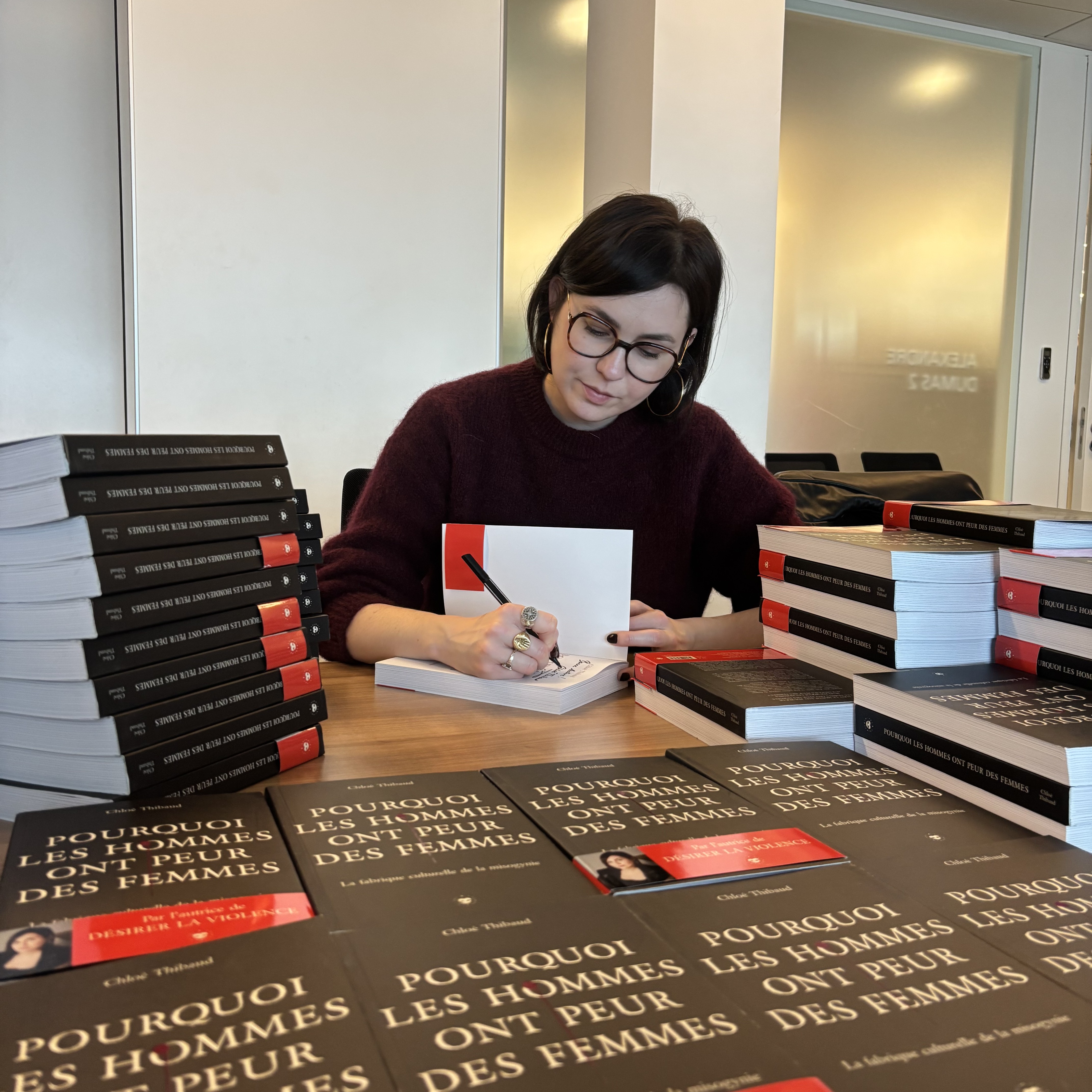 photo de l'autrice en train de signer les livres