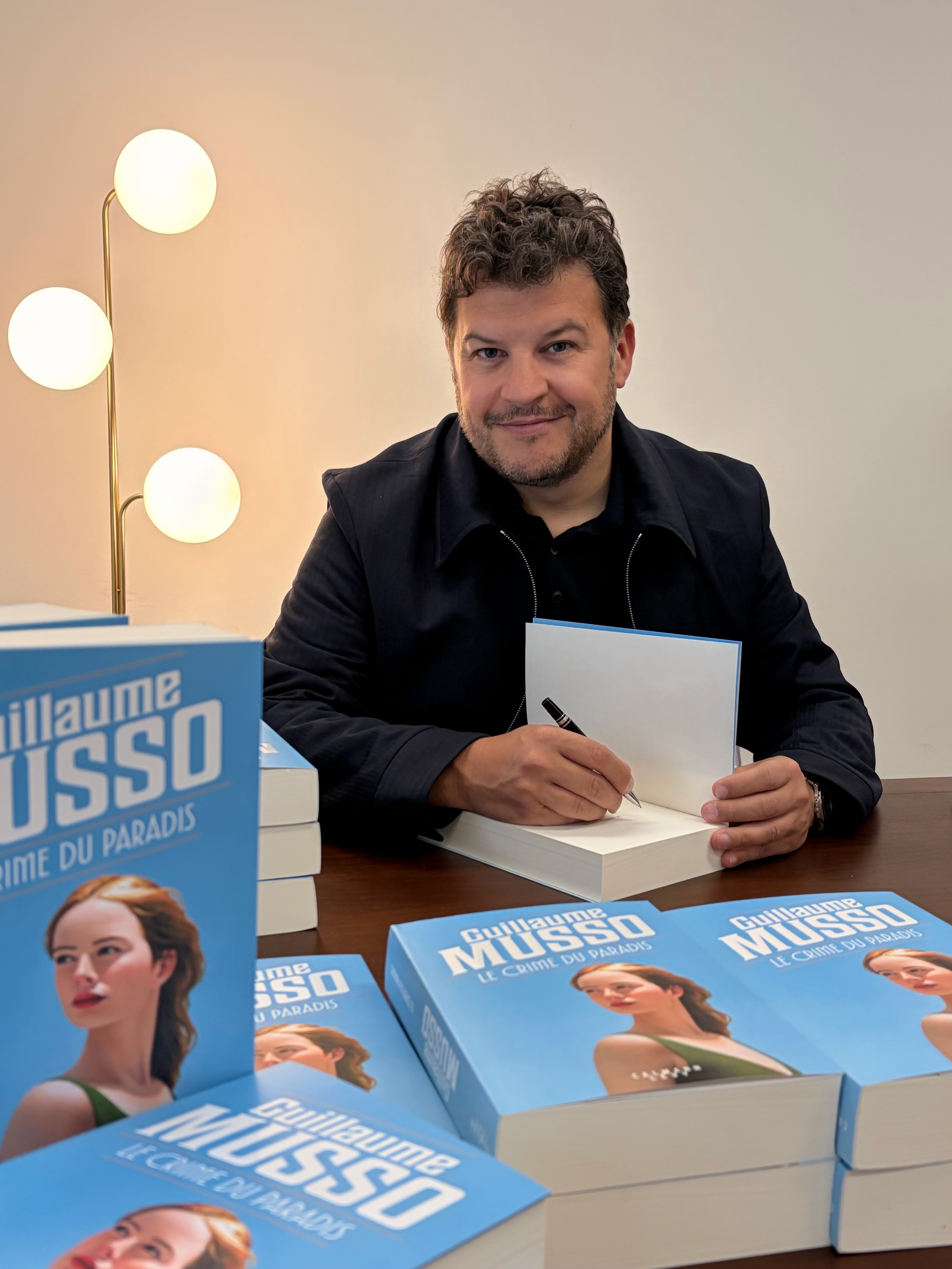 Photo de Guillaume Musso en pleine séance de dédicaces